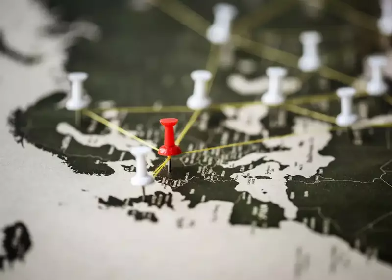 Kösd össze fonallal